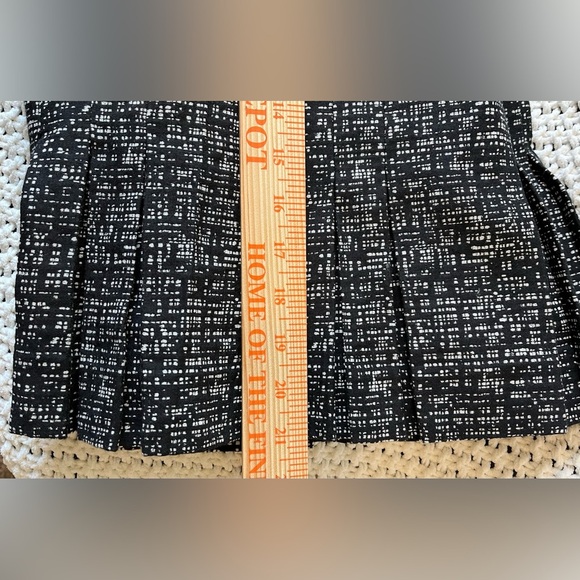 Anne Klein Women’s Black & White Tweed Pencil Skirt, Lined, Pleated Hem; Size 10 - Picture 7 of 7